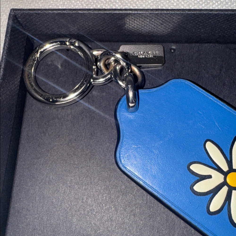 LIKE New , Coach vintage cornflower blue with daisy leather key/ bag charm . - Picture 4 of 8